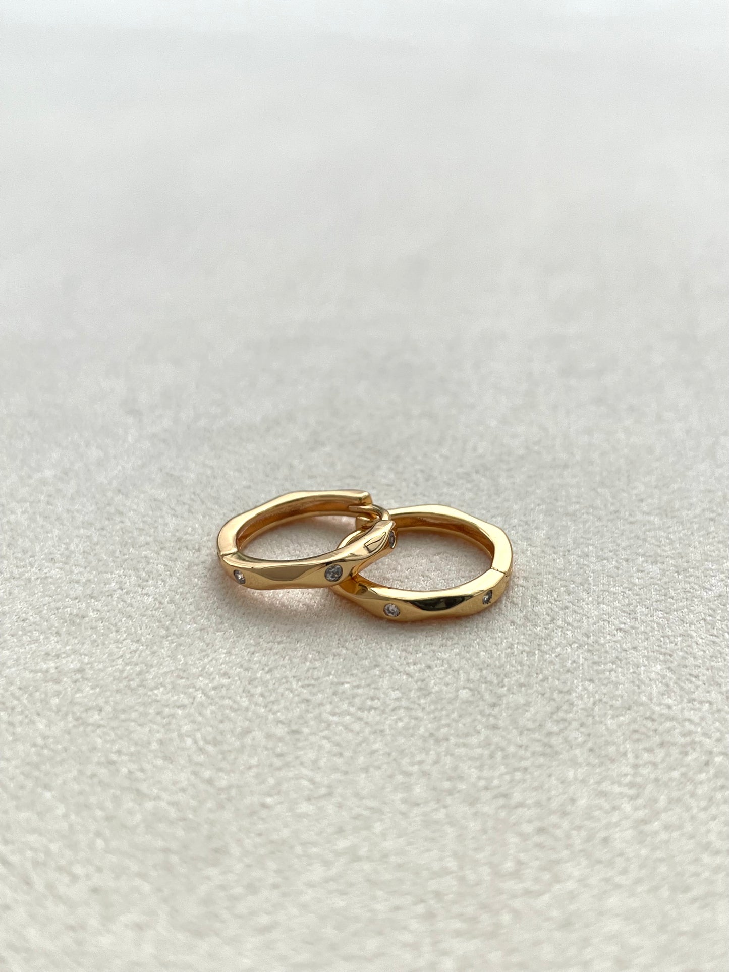 Hoa tai ôm sát Clair