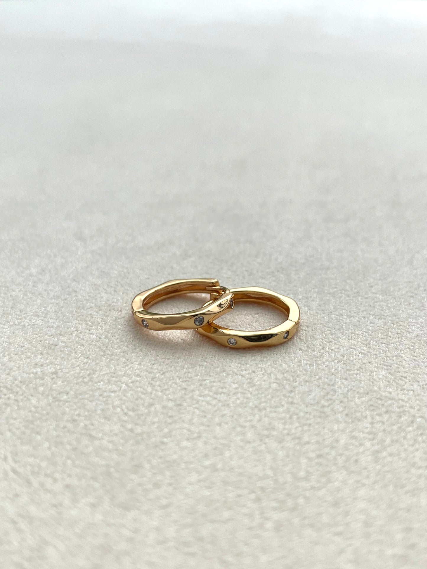 Hoa tai ôm sát Clair