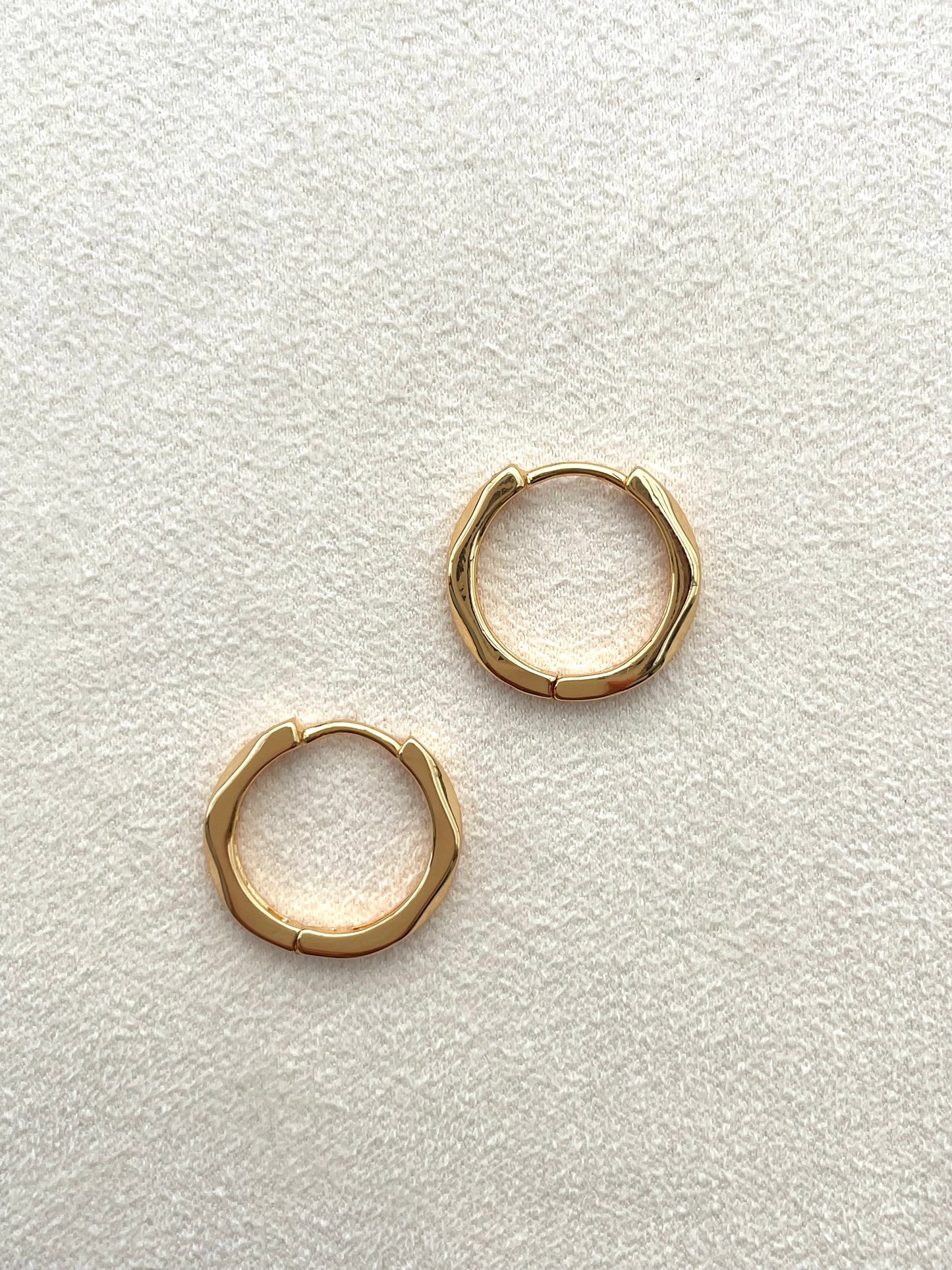 Hoa tai ôm sát Clair