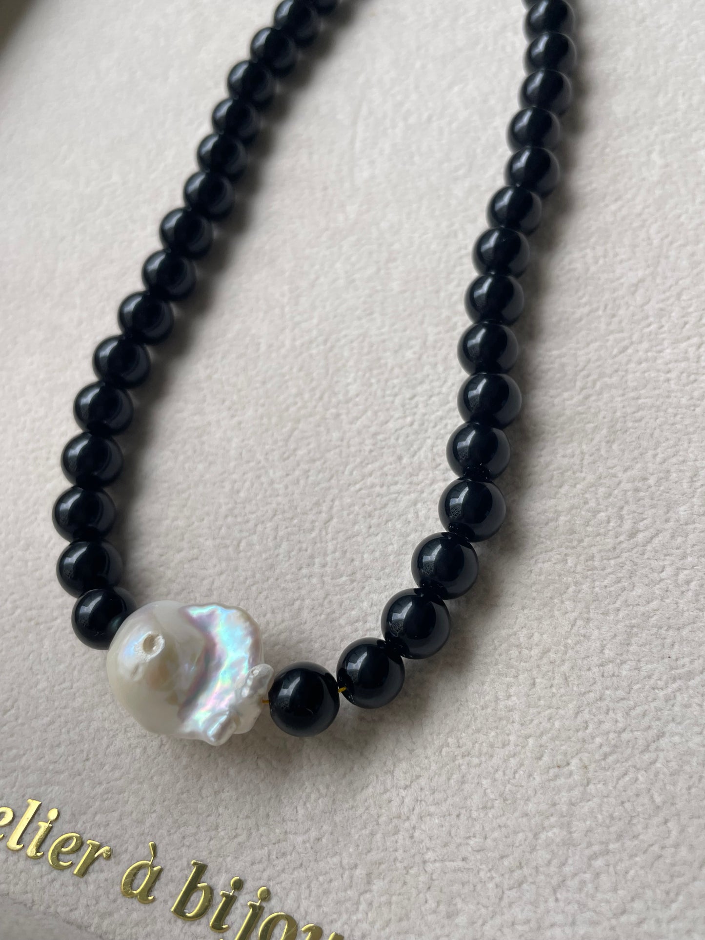 Vòng cổ Ollega obsidian baroque