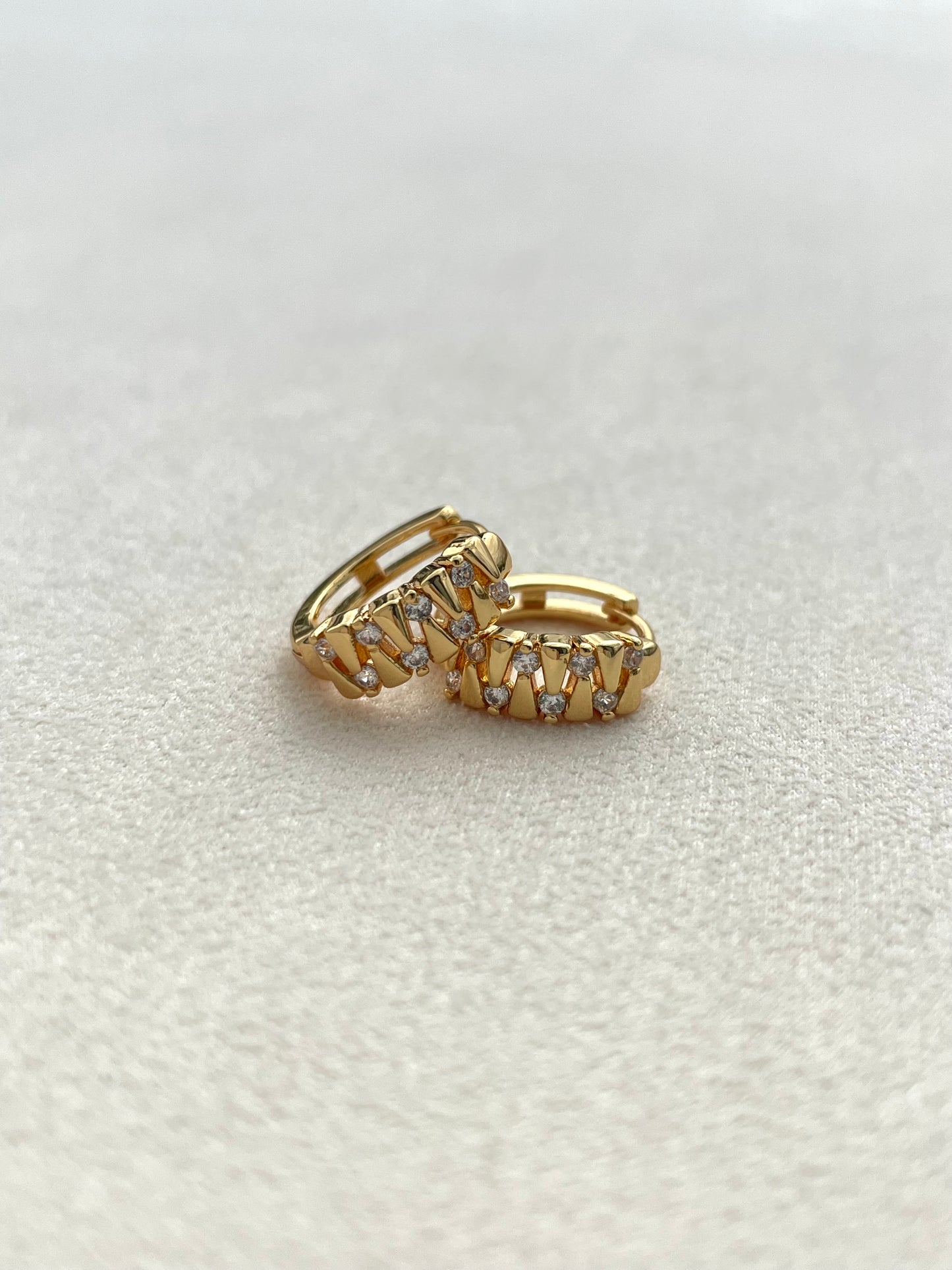 Hoa tai ôm sát đính đá Simone