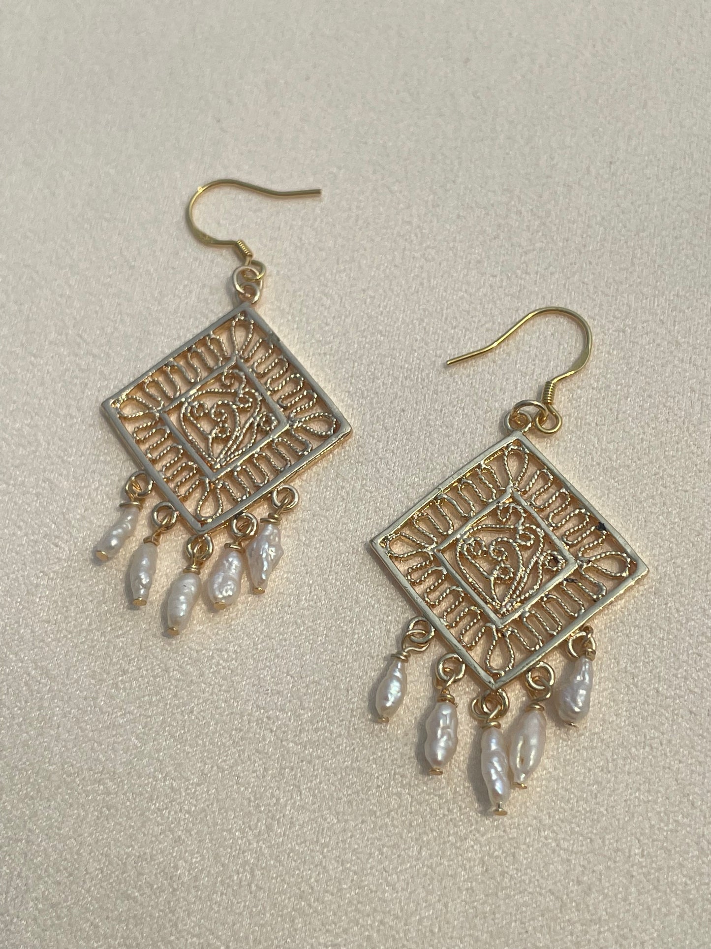 Hoa tai tua rua Tunnia C