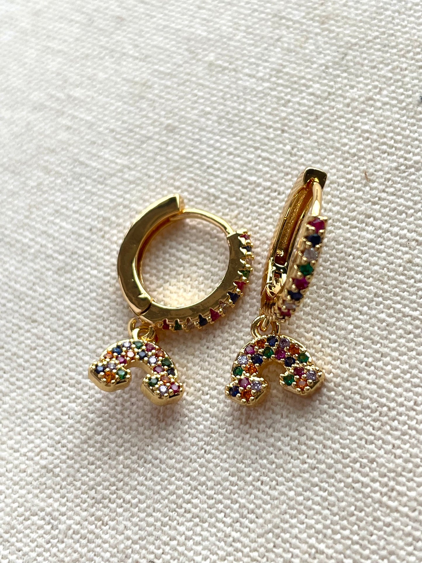 Hoa tai charm cầu vồng