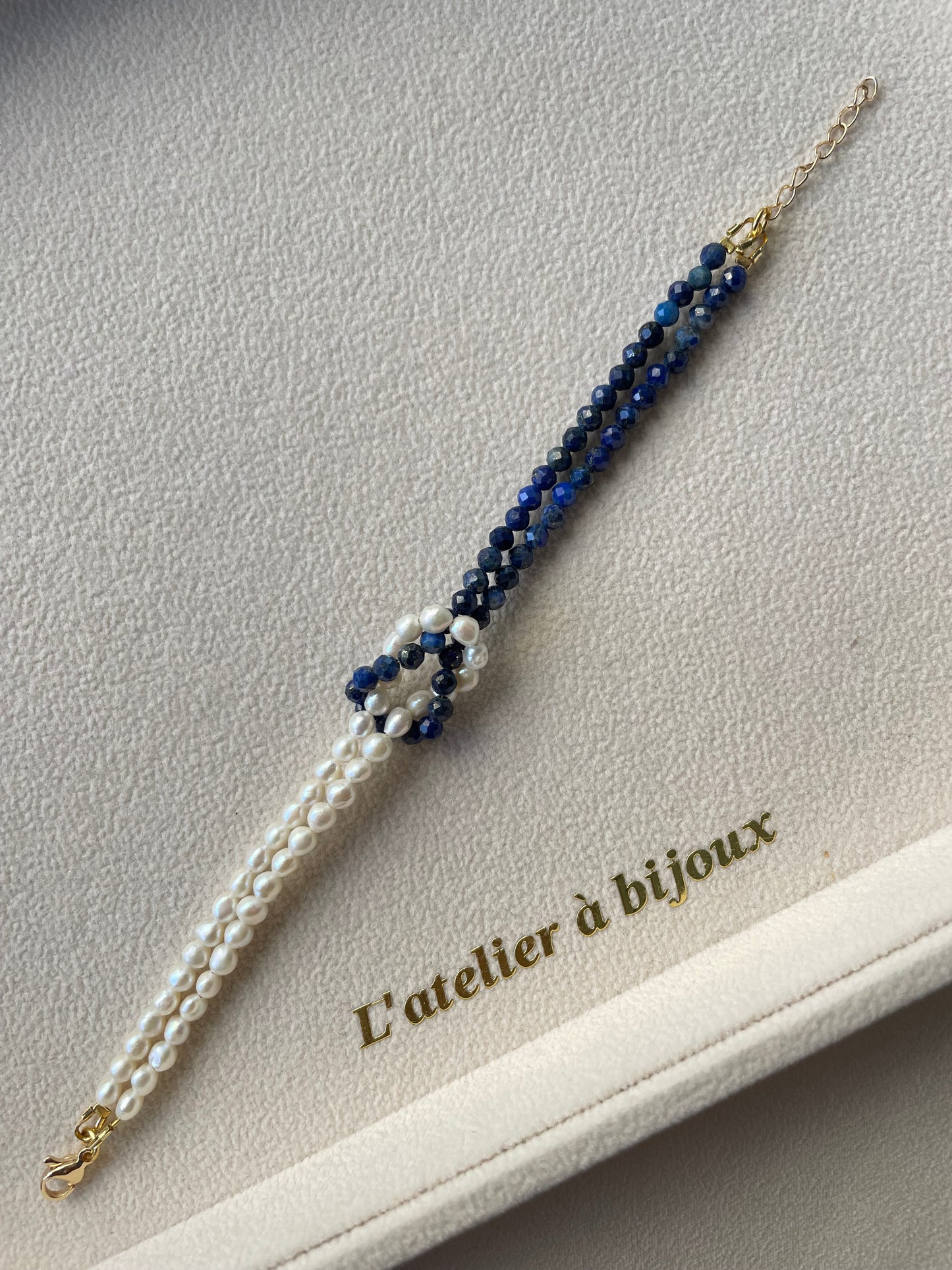 Vòng tay nút thắt ngọc trai Ivy & đá Lazurite