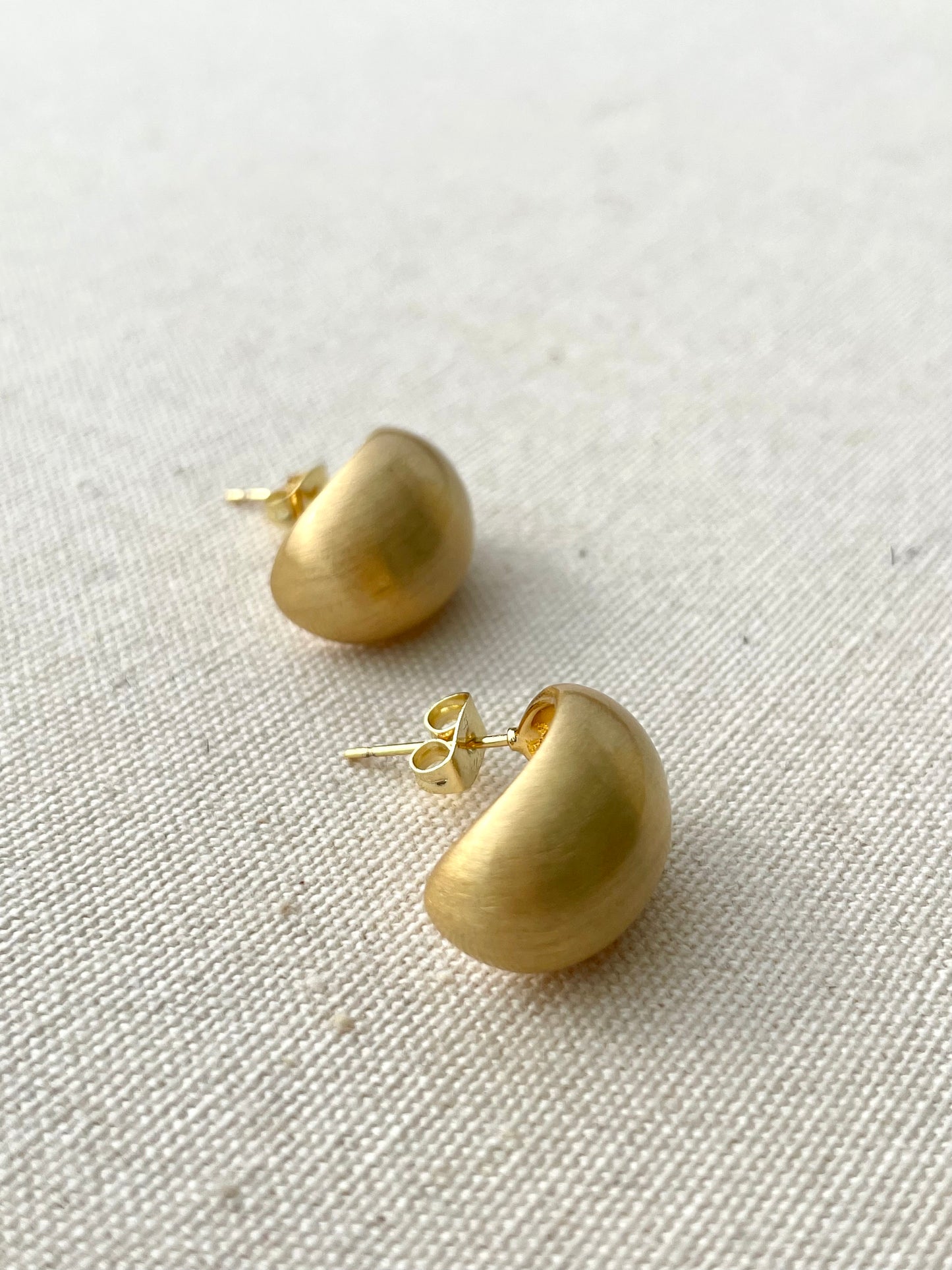 Hoa tai ôm sát Ines