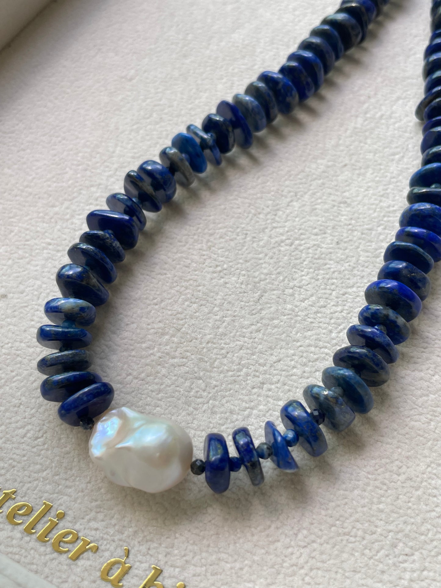 Vòng cổ Lazurite phẳng và ngọc trai