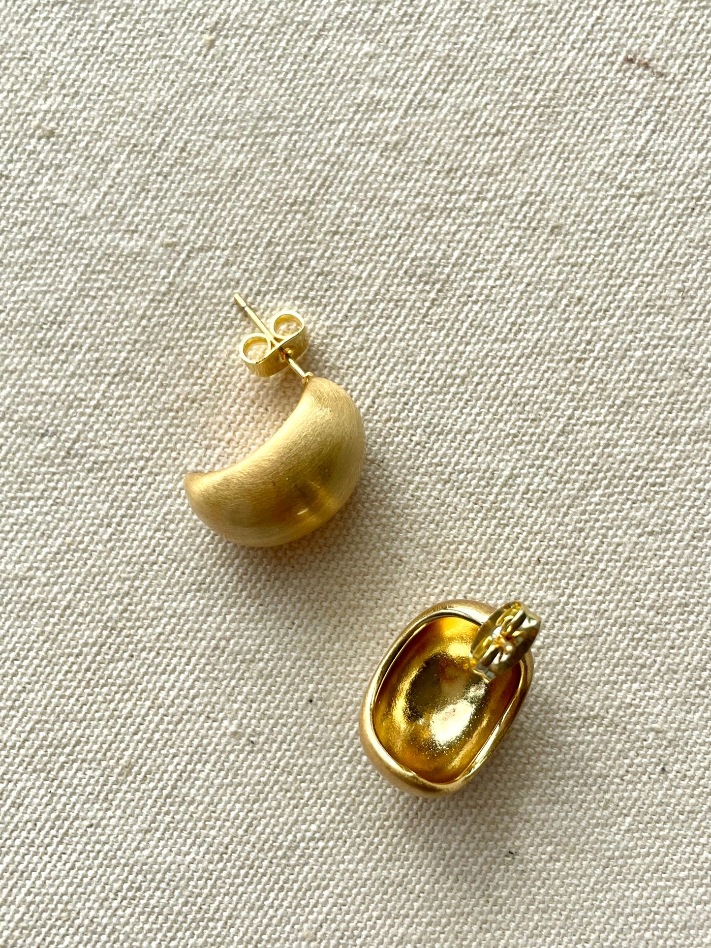 Hoa tai ôm sát Ines