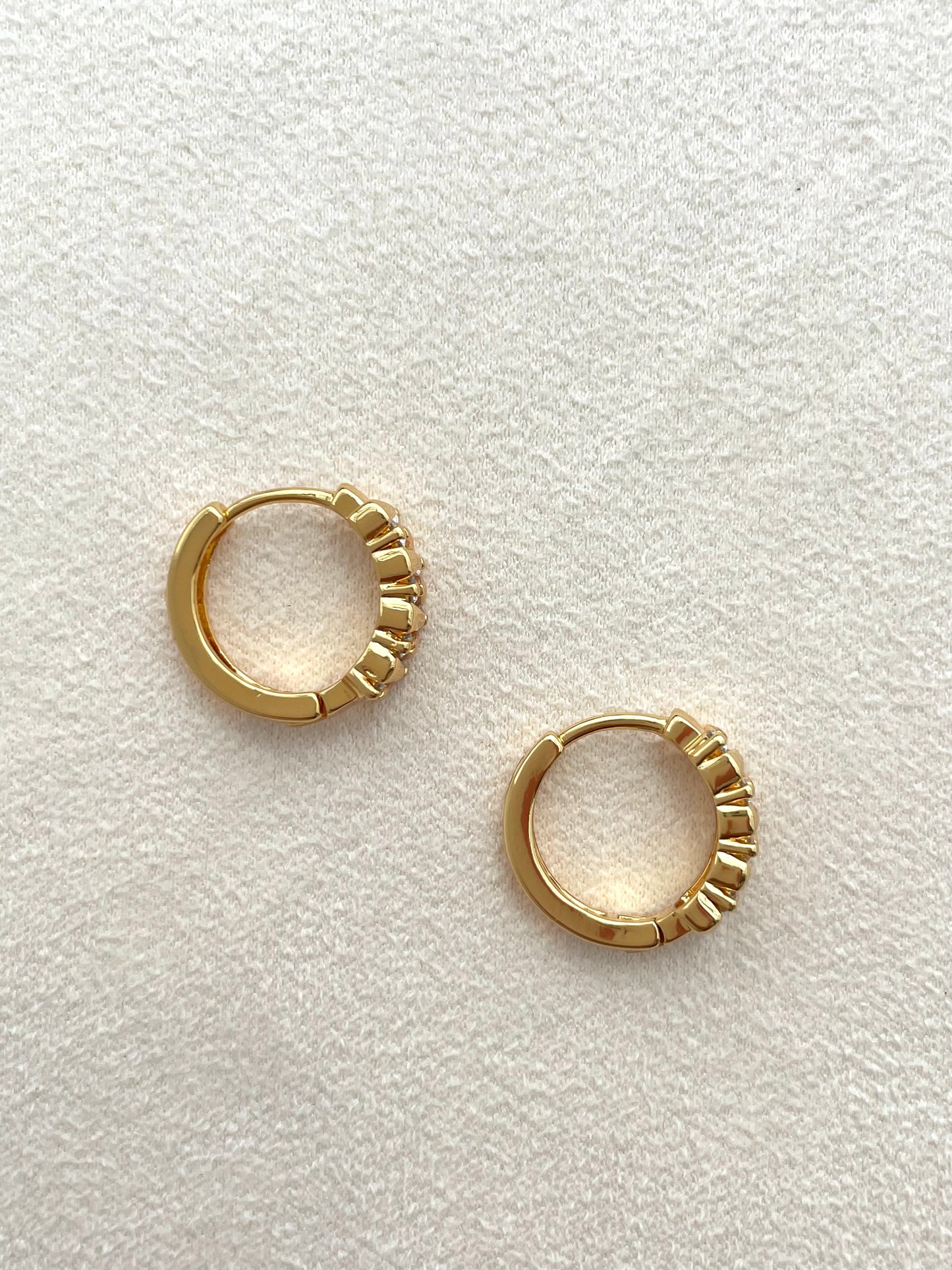 Hoa tai ôm sát đính đá Simone