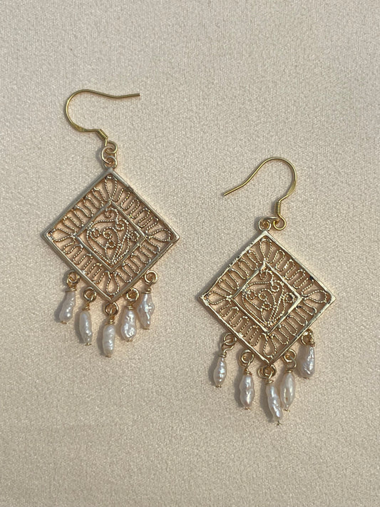 Hoa tai tua rua Tunnia C