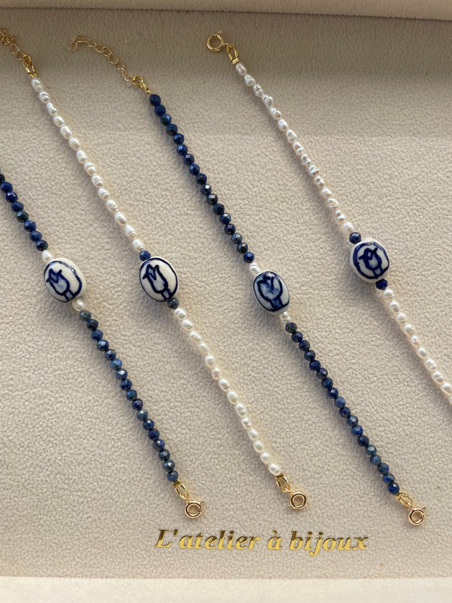Vòng tay ngọc trai/ đá Lazurite & charm sứ