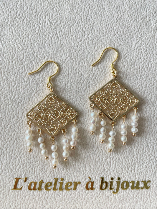 Hoa tai tua rua Tunnia E