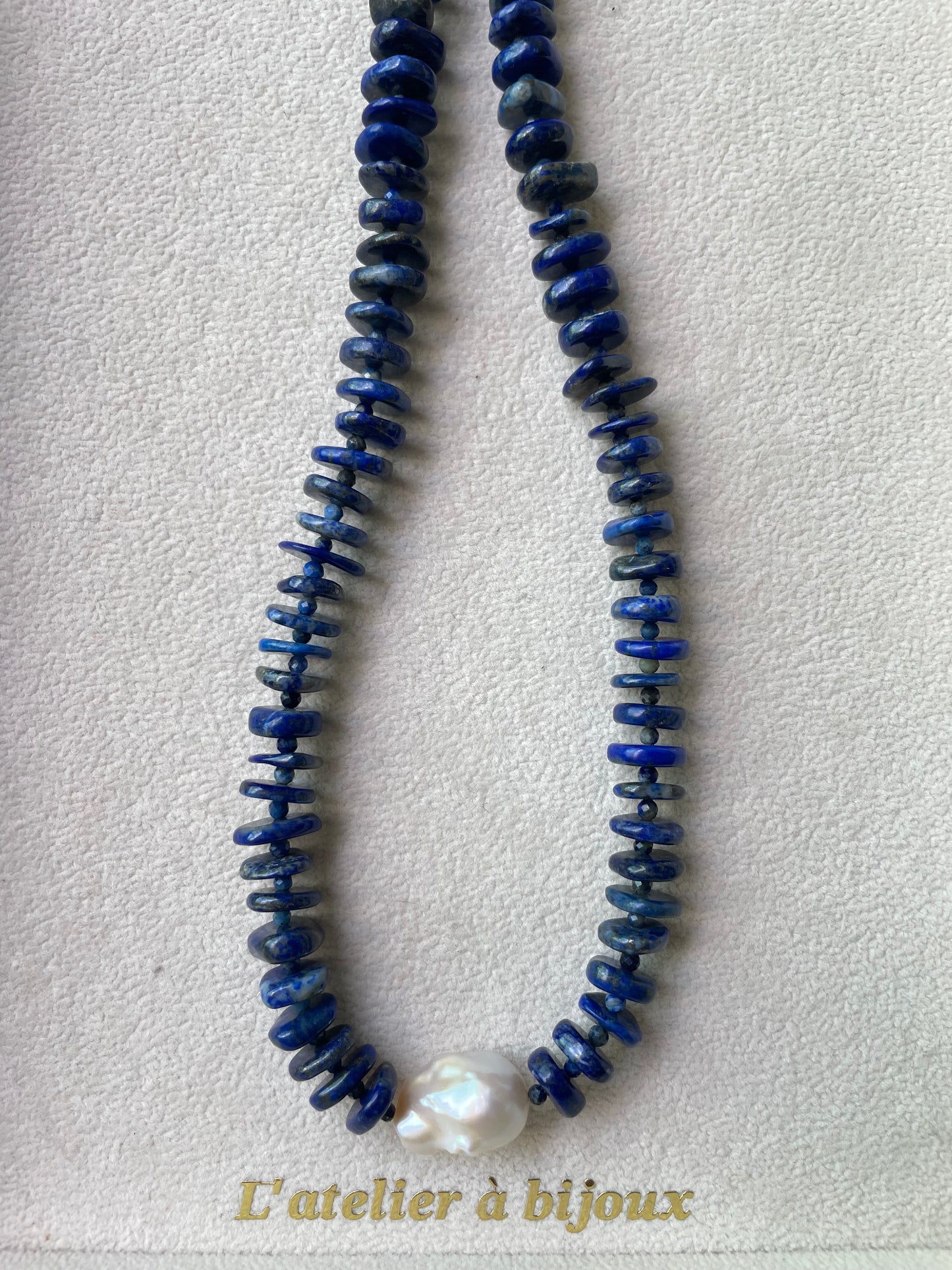 Vòng cổ Lazurite phẳng và ngọc trai