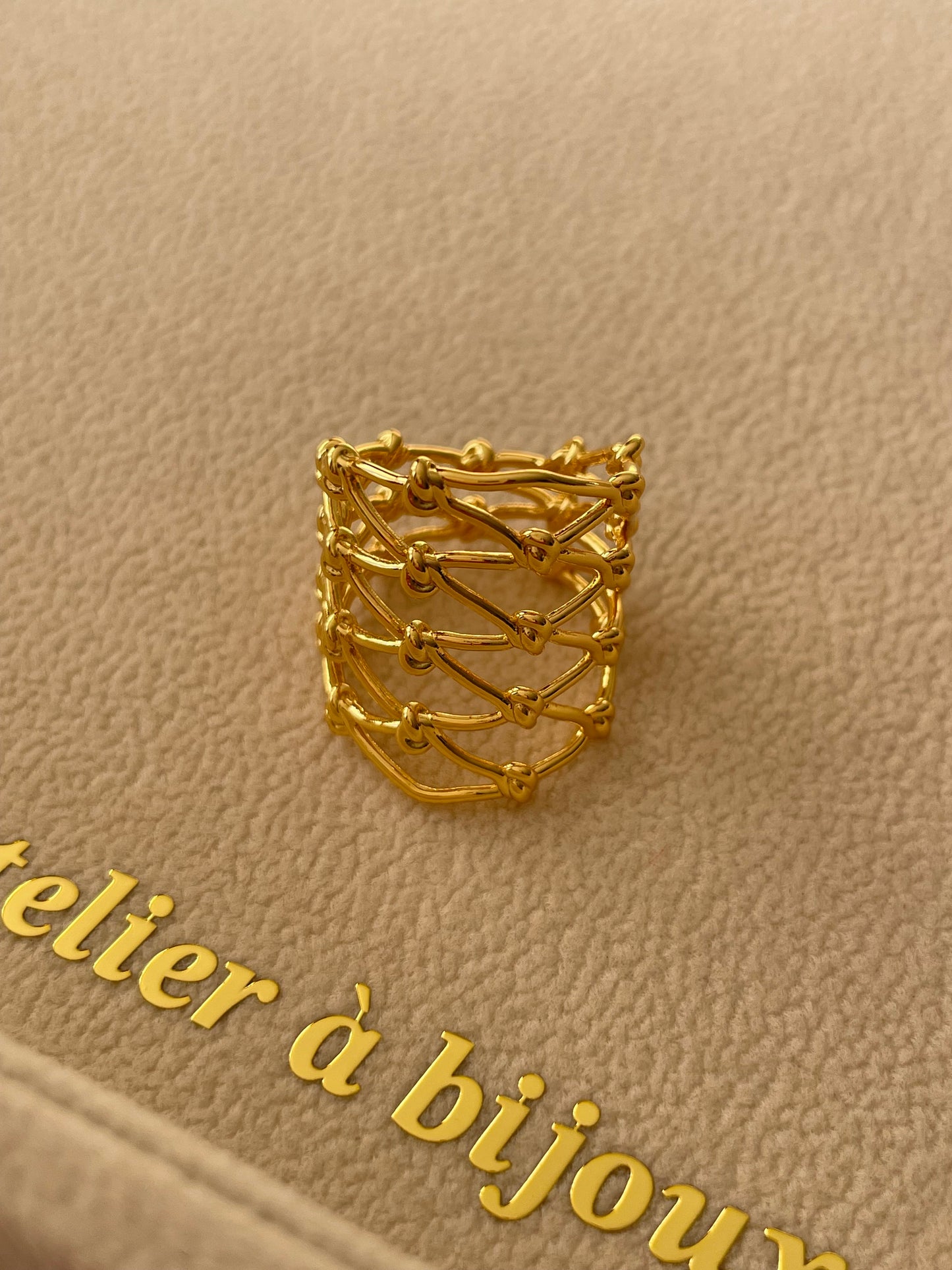 Le roi statement ring