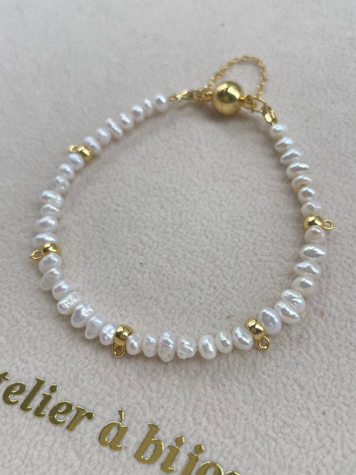 Vòng tay ngọc trai 5x3mm & khoen charm