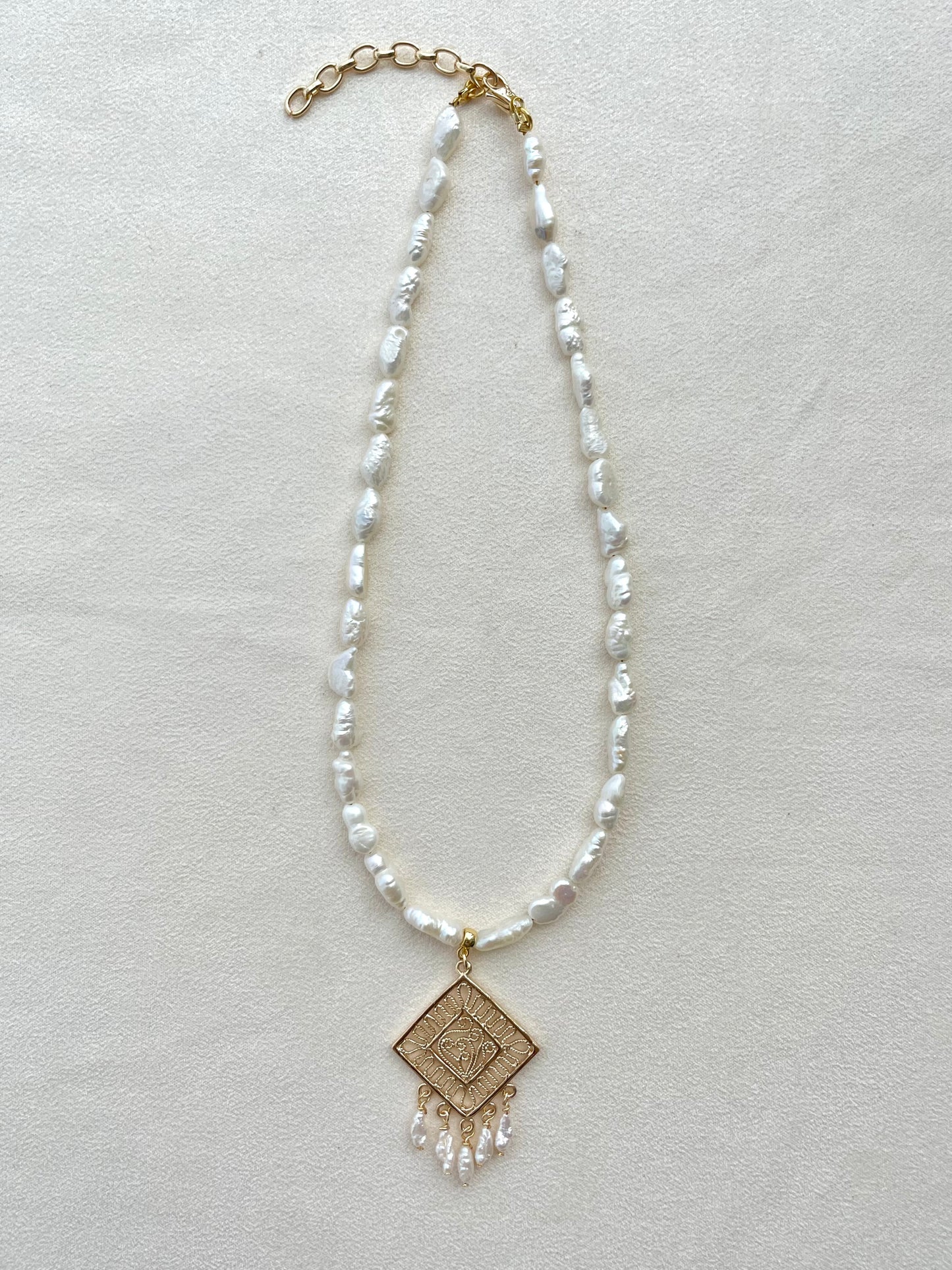 Tunnia-C pendant pearl necklace