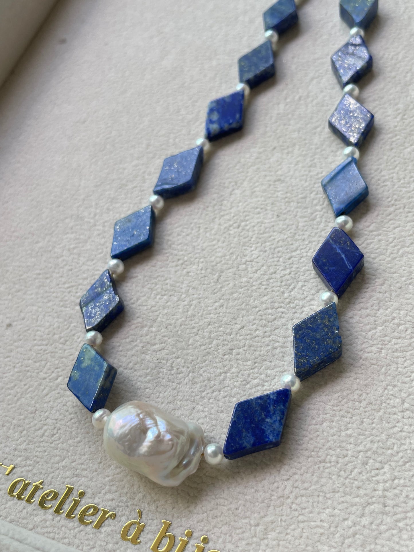 Vòng cổ hình thoi Lazurite và ngọc trai