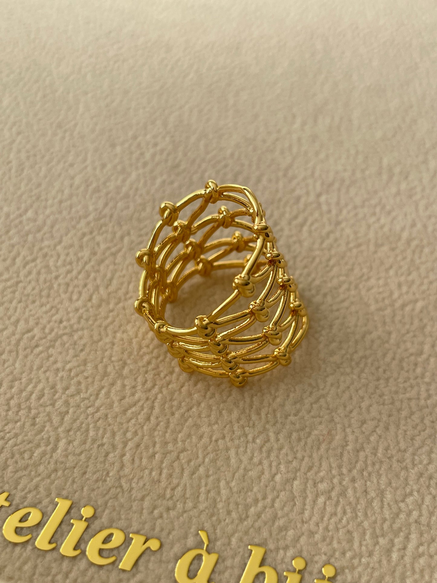 Le roi statement ring