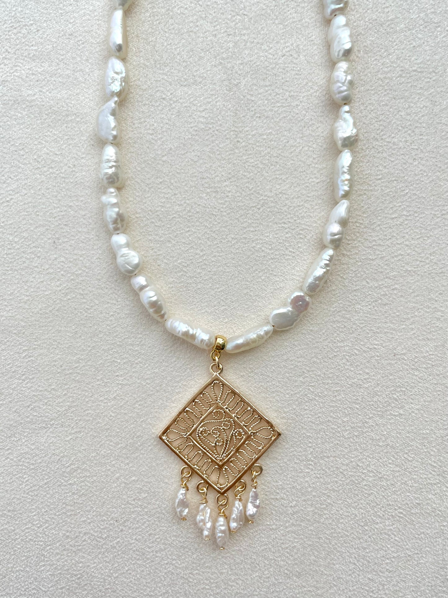 Tunnia-C pendant pearl necklace