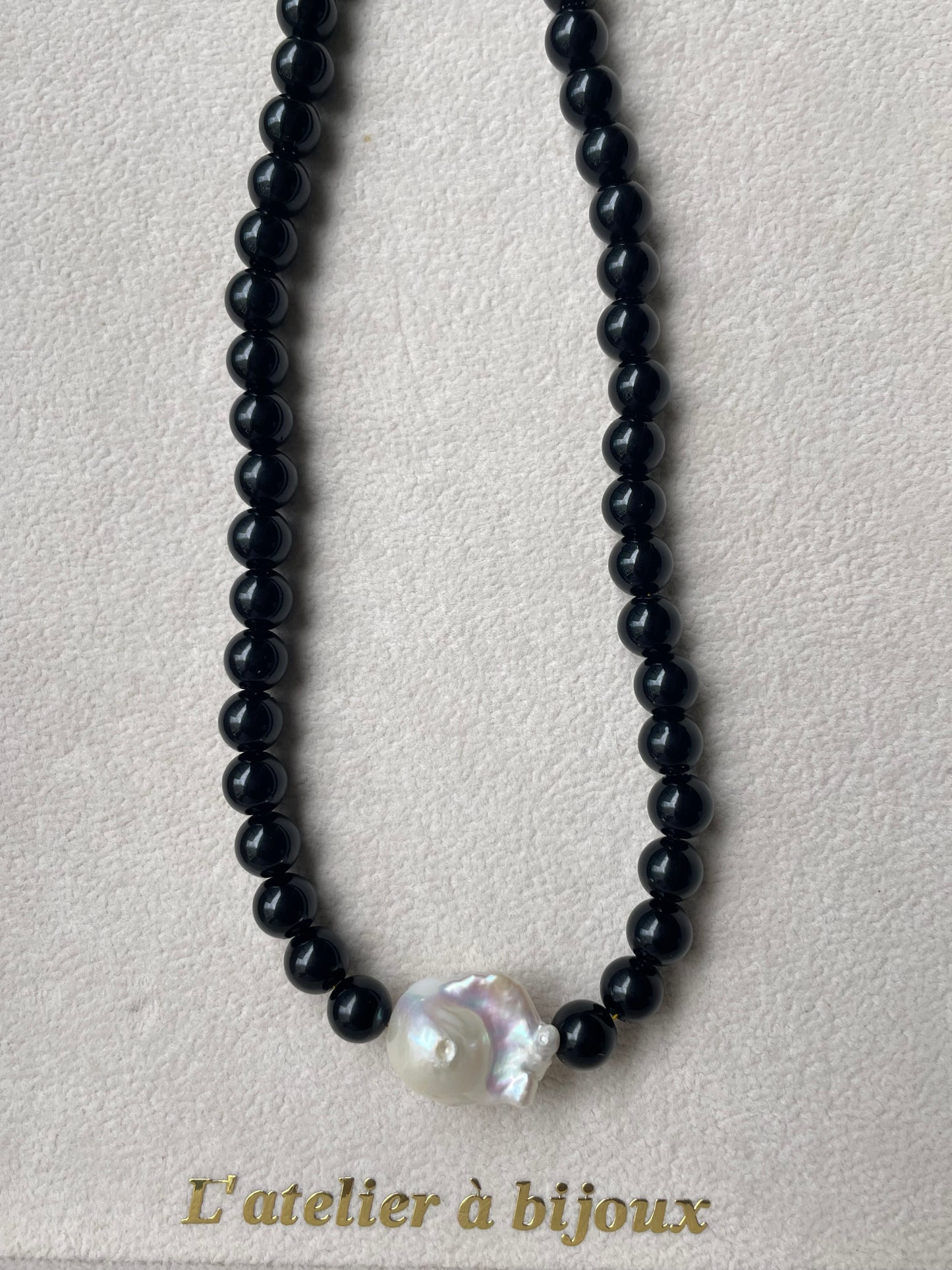 Vòng cổ Ollega obsidian baroque
