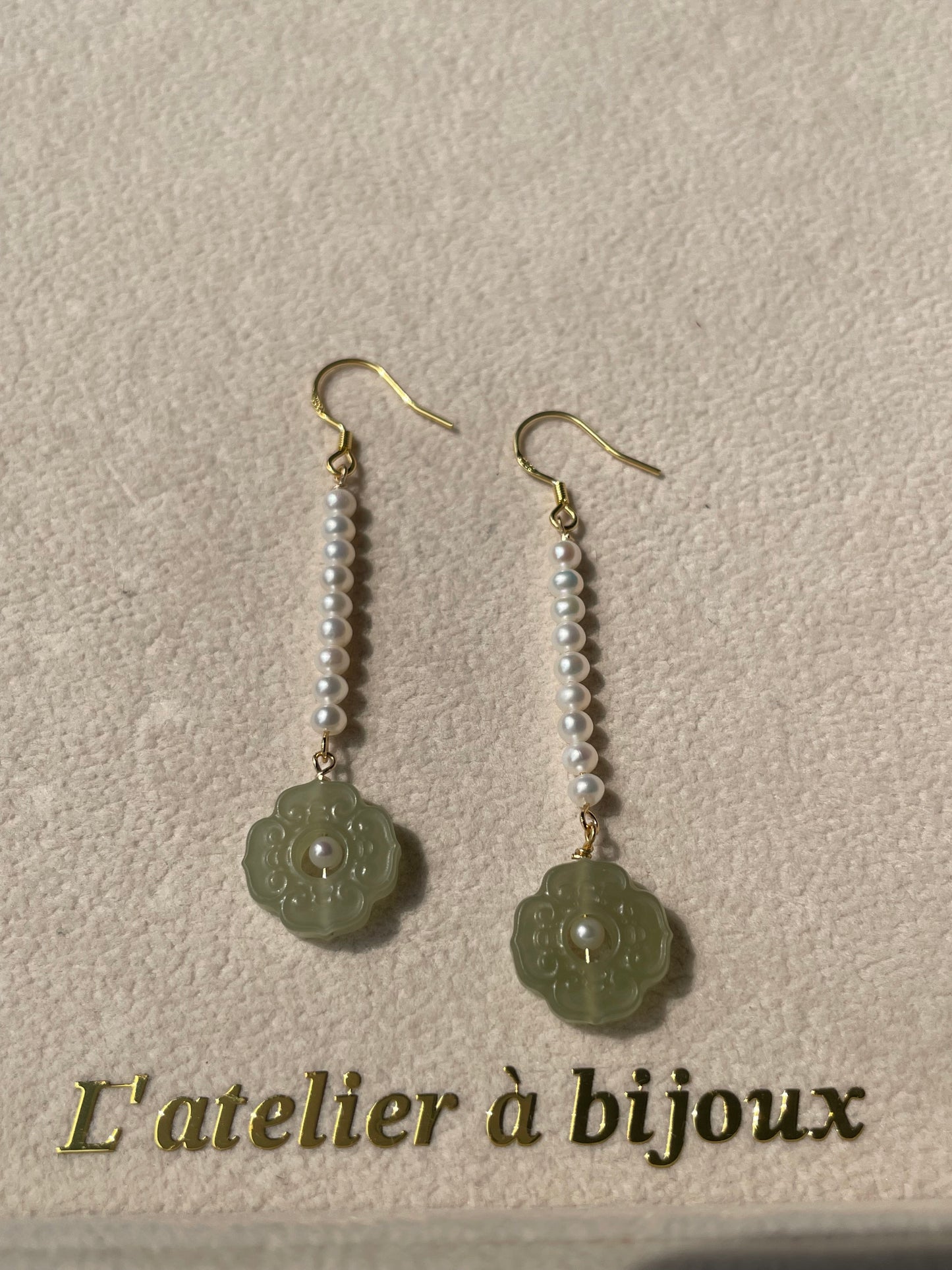 Hoa tai trai ngọc bích