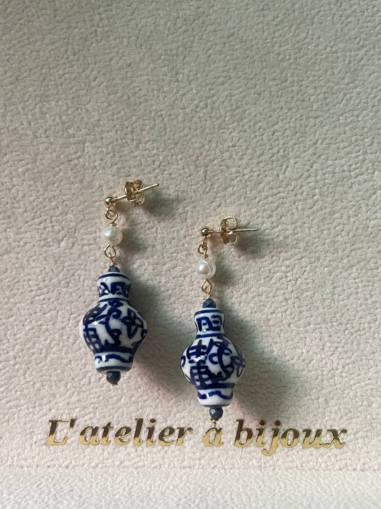 Hoa tai sứ hình lọ hoa