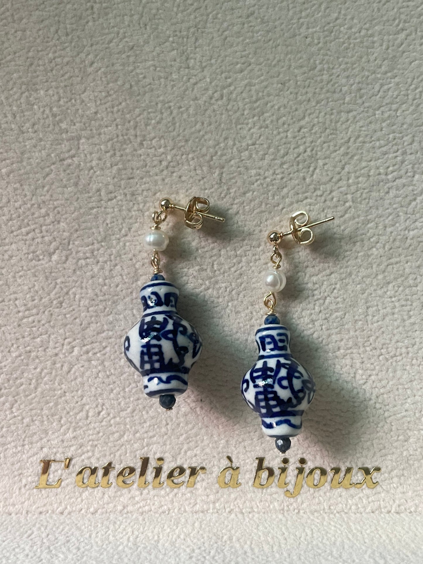 Hoa tai sứ hình lọ hoa